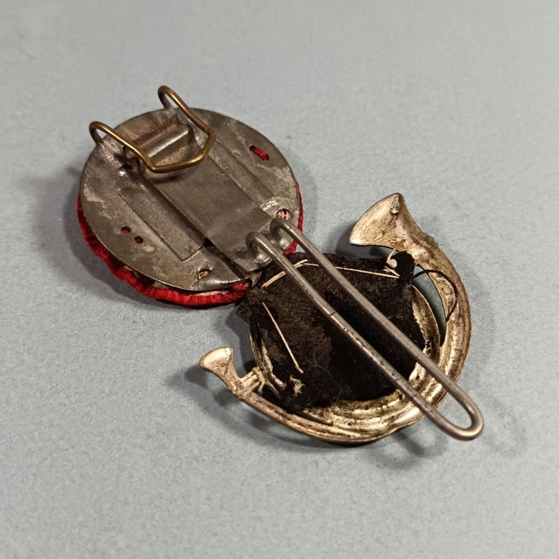 ATTRIBUT OU PLAQUE DE KEPI D'OFFICIERS ET ADJUDANTS MODELE 1886 OFFICIER DES CHASSEURS A PIED OU ALPINS